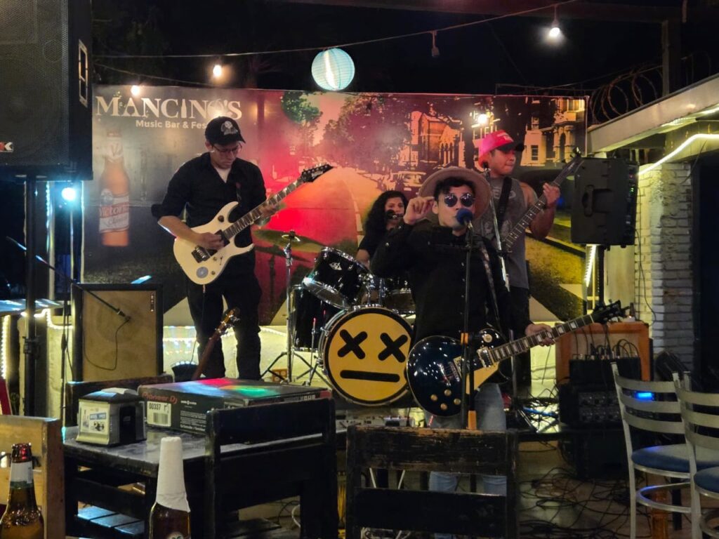 Desenchufados presenta su nuevo sencillo "Ojos de Miel" en Vivo